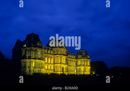 Le Bowes Museum de Barnard Castle County Durham Teesdale éclairée la nuit Banque D'Images