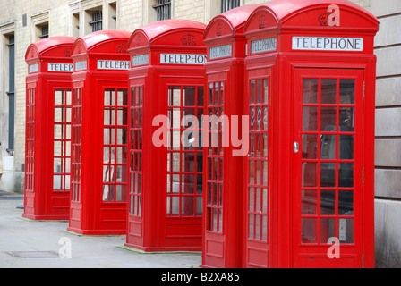 Ligne de téléphone rouge traditionnelles boîtes, vaste cour, Covent Garden, Londres, Angleterre, Royaume-Uni Banque D'Images