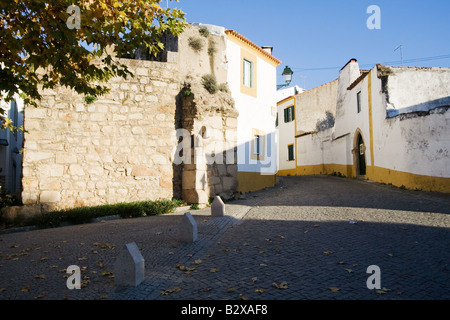 Rue de Crato en vue de l'ancienne enceinte du château utilisé par les maisons anciennes. Crato, Portalegre, Alentejo, Portugal. Banque D'Images