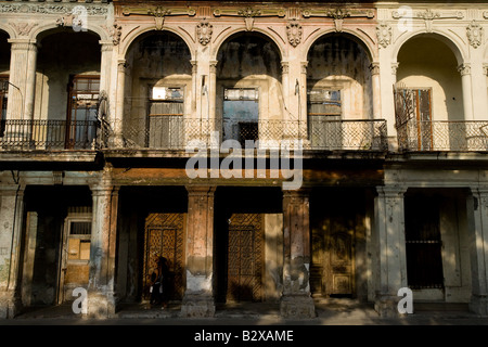 Exécuter les bâtiments coloniaux dans la vieille Havane Cuba le dimanche 29 juin 2008 Banque D'Images