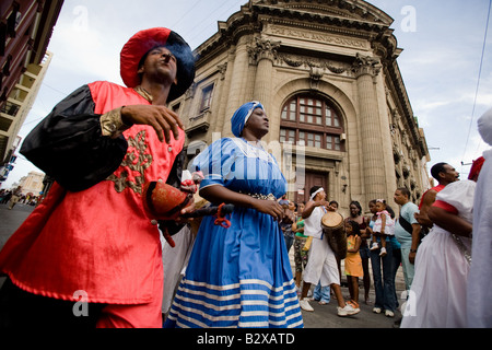 Les interprètes dansent dans les rues au cours de la fête du feu à Santiago de Cuba Banque D'Images