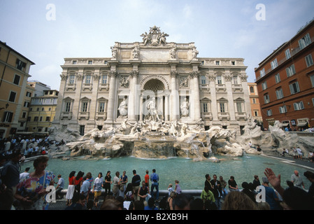 Foule en face de la fontaine de Trevi à Rome, Italie Banque D'Images