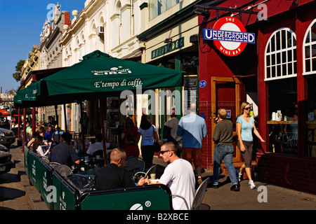 Diners en plein air profitez de l'option dans la banlieue de Melbourne en Australie.,Williamstown Banque D'Images