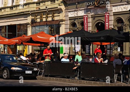 Melbourne Scenic / Diners profiter de manger dehors dans la banlieue de Williamstown Melbourne Australie Victoria.. Banque D'Images