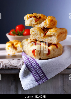 Pain italien Focaccia aux tomates séchées dans un cadre rustique sur une table en bois Banque D'Images