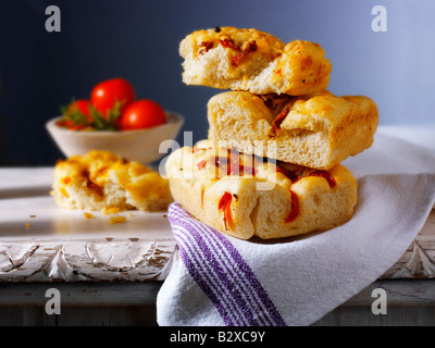 Pain italien Focaccia aux tomates séchées dans un cadre rustique sur une table en bois Banque D'Images