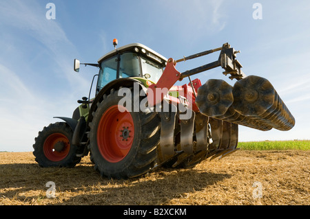 'Allemand Claas Axion 820' tracteur 4RM avec herse à disques, sud-Touraine, France. Banque D'Images