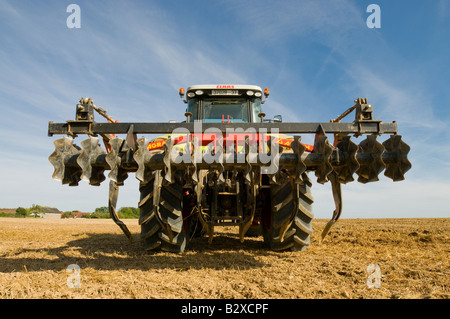 'Allemand Claas Axion 820' tracteur 4RM avec herse à disques, sud-Touraine, France. Banque D'Images