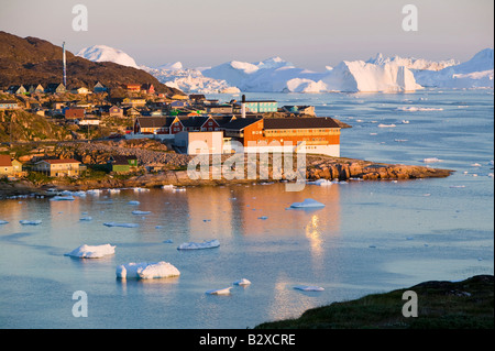 Maisons colorées à Illulisat sur le Groenland dans le soleil de minuit Banque D'Images