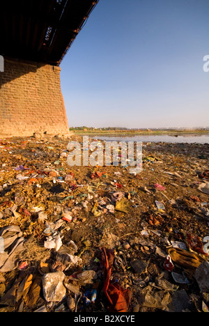 La rivière Yamuna polluée, la Ville d'Agra, Uttar Pradesh, Inde, sous-continent indien, en Asie Banque D'Images