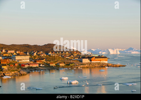 Maisons colorées à Illulisat sur le Groenland dans le soleil de minuit Banque D'Images