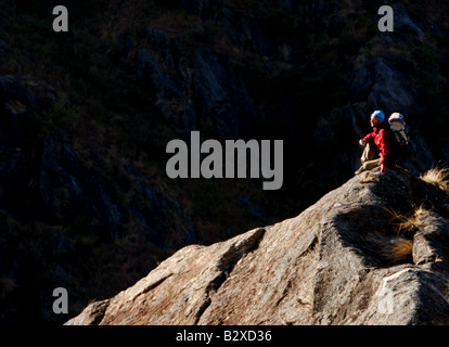 Un trekker repose sur le circuit de l'Annapurna Banque D'Images