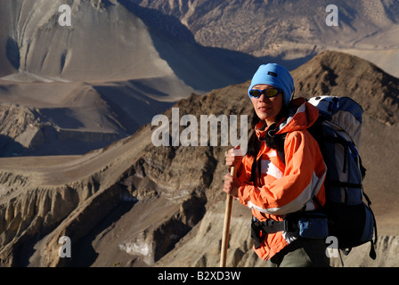 Un trekker repose sur le circuit de l'Annapurna Banque D'Images