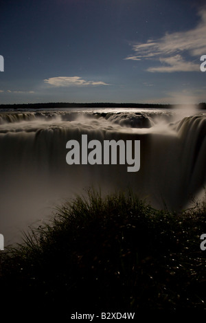 Iguazu Falls, visite de nuit pendant la pleine lune. Parc national de l'Iguazu, Argentine Banque D'Images