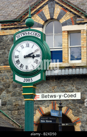 L'horloge du village à l'extérieur de la station de train à Betws y Coed Snowdonia en montrant 11 minutes passé 3 Banque D'Images