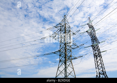 Pilier de la ligne haute tension sur le fond de ciel Banque D'Images