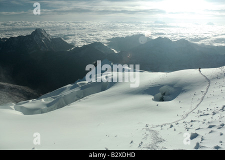 Les alpinistes l'escalade vers le pic du Huayna Potosi, un des nombreux pics glaciaires dans la Cordillère Real Banque D'Images