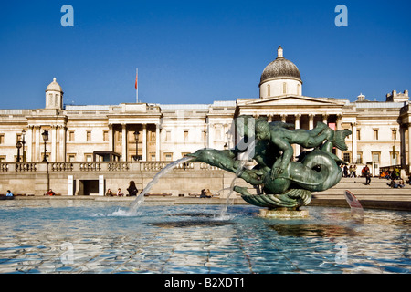 Fontaine à Trafalgar Square en face de la Galerie Nationale Banque D'Images