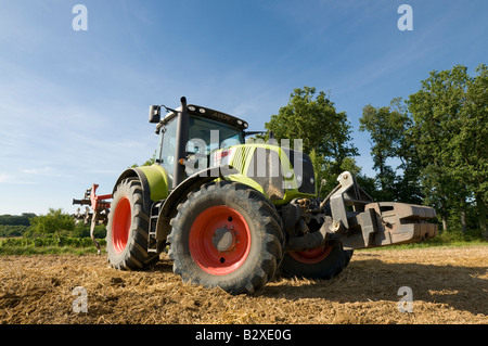 'Allemand Claas Axion 820' tracteur 4RM avec herse à disques, sud-Touraine, France. Banque D'Images