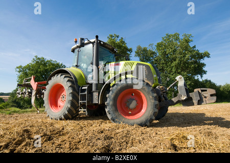 'Allemand Claas Axion 820' tracteur 4RM avec herse à disques, sud-Touraine, France. Banque D'Images