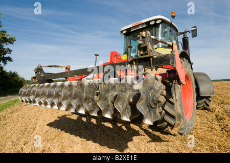 'Allemand Claas Axion 820' tracteur 4RM avec herse à disques, sud-Touraine, France. Banque D'Images