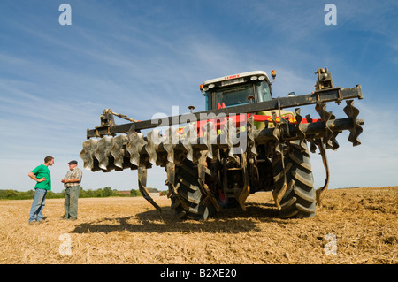 'Allemand Claas Axion 820' tracteur 4RM avec herse à disques, sud-Touraine, France. Banque D'Images