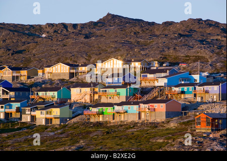 Maisons colorées à Illulisat sur le Groenland dans le soleil de minuit Banque D'Images