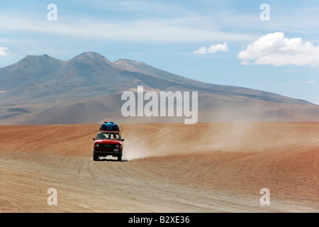 La conduite dans le désert dans le Parc National de la Bolivie Eduardo Avaroa Banque D'Images