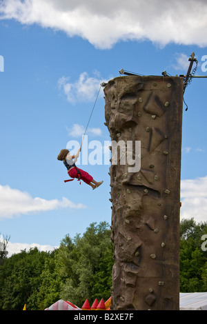 Une jeune fille s'amusant ascending tour d'escalade Banque D'Images