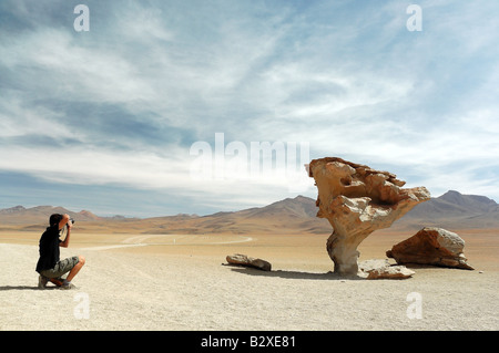 Un photographe de prendre une photo de l'Arbol de Piedra, dans la région de Reserva Nacional Eduardo Avaroa, Bolivie Banque D'Images