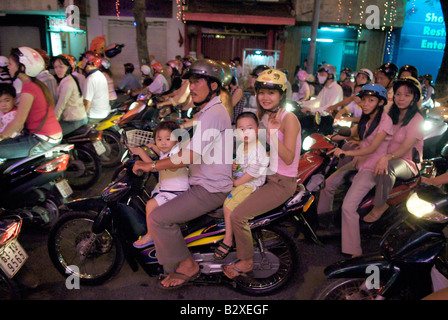 Les motocyclistes de nuit Saigon Vietnam Banque D'Images