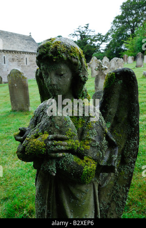 Stone angel dans cimetière de St Nicholas Church, Studland, Dorset, Angleterre Banque D'Images