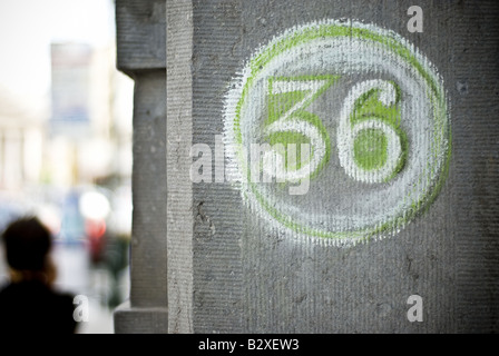 Le nombre 36 écrit en vert et blanc craie et entouré d'un cercle, comme vu sur un mur à St Gery à Bruxelles, Belgique. Banque D'Images