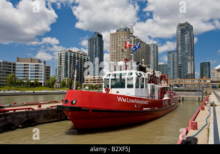 Bateau feu au feu et Marine Station 334 Station 36 EMS et à la Queens Quay West, Toronto, Canada. Banque D'Images