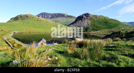 Un beau matin calme à Llyn Dywarchen Snowdonia National Park dans le Nord du Pays de Galles Banque D'Images