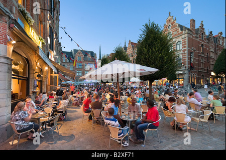 Des terrasses de cafés dans le Oude Markt dans le centre historique de la ville, Louvain, Belgique Banque D'Images