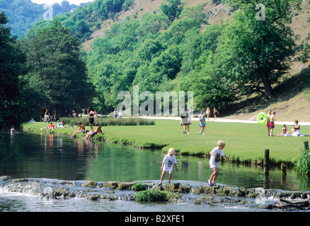 Les enfants sur les pas japonais Dovedale Derbyshire Dales jeu rivière Dove Valley England UK valley visiteurs touristes relaxing Banque D'Images