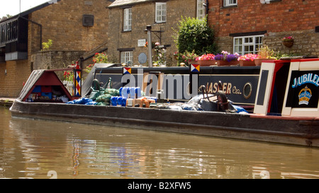 Bateau de travail traditionnel historique Jubilé avec une cargaison de charbon à Stoke Bruerne sur le Canal Grand Union Doug Blane Banque D'Images