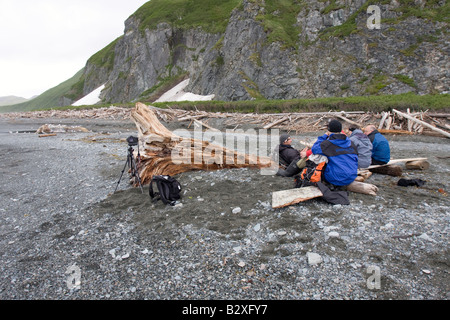 Regarder les touristes sur un ours carcasse de baleine. Banque D'Images