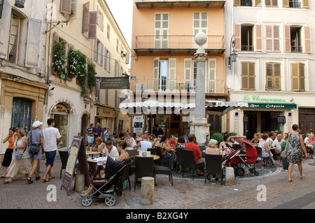 Une scène de rue à Antibes Vieille Ville, sud de la France Banque D'Images