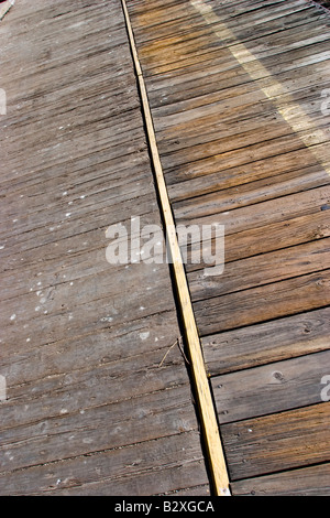 Dans une gare passerelle faite de planches en bois Banque D'Images