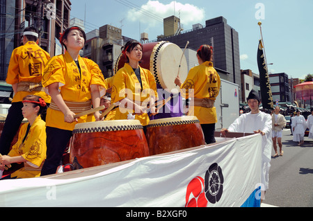 Les batteurs de tambour japonais avec des bâtons et jouer à Kyoto au Japon du festival de Gion Banque D'Images