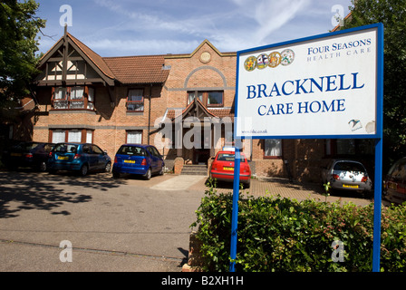 Vue extérieure des quatre saisons Accueil Soins résidentiels, Bracknell, Berkshire, Royaume-Uni. L'entreprise s'occupe d'environ 17 000 personnes âgées et vulnérables. Banque D'Images