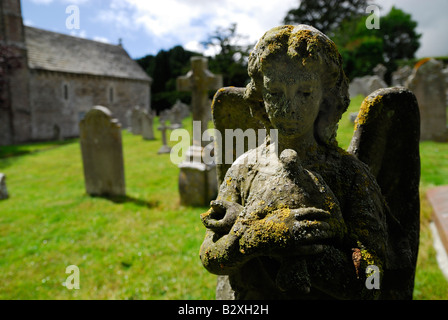 Stone angel dans cimetière de St Nicholas Church Studland Dorset, Angleterre Banque D'Images