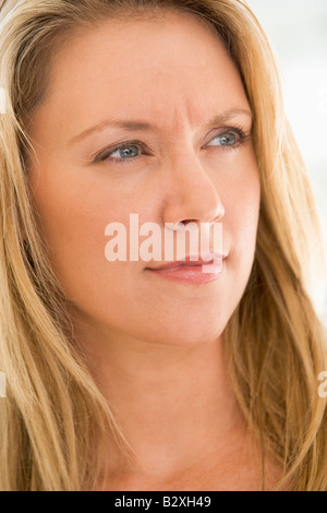 Head shot of woman scowling Banque D'Images