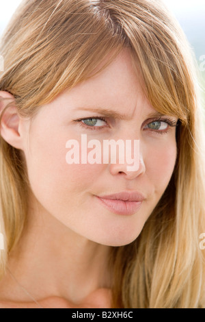 Head shot of woman scowling Banque D'Images