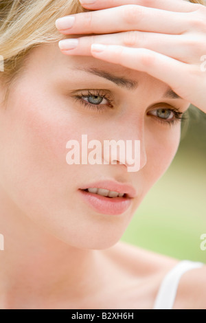 Head shot of woman scowling Banque D'Images