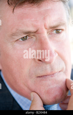 Head shot of man thinking Banque D'Images