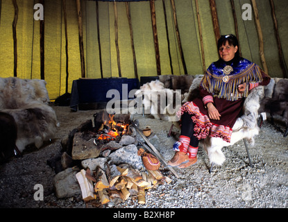 La Norvege Lakselv Mme Risten Sami Lango intérieur tipi à côté de feu Banque D'Images