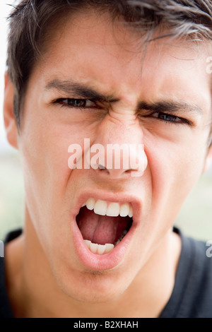 Head shot of man scowling Banque D'Images